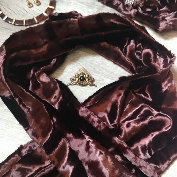 Vintage velvet hat and scarf set - Picture 8 of 11